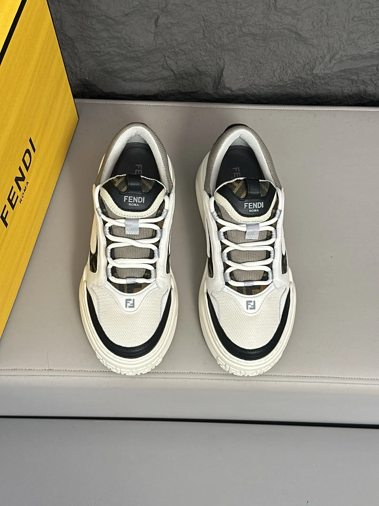 [FENDI] Fendi men's shoes 💰780💰 - High-end quality original casual sports shoes - Upper: Nappa calfskin, pebbled calfskin, tongue and heel; injection molded brand logo plastic module - Lining: brand canvas - Outsole: ultra-light T men's shoes 💰R foam rubber; molded outsole - Super high quality control, fine workmanship: highlighted (high-end, luxury, grade) -Size :39-44 (38, 45, can be customized)